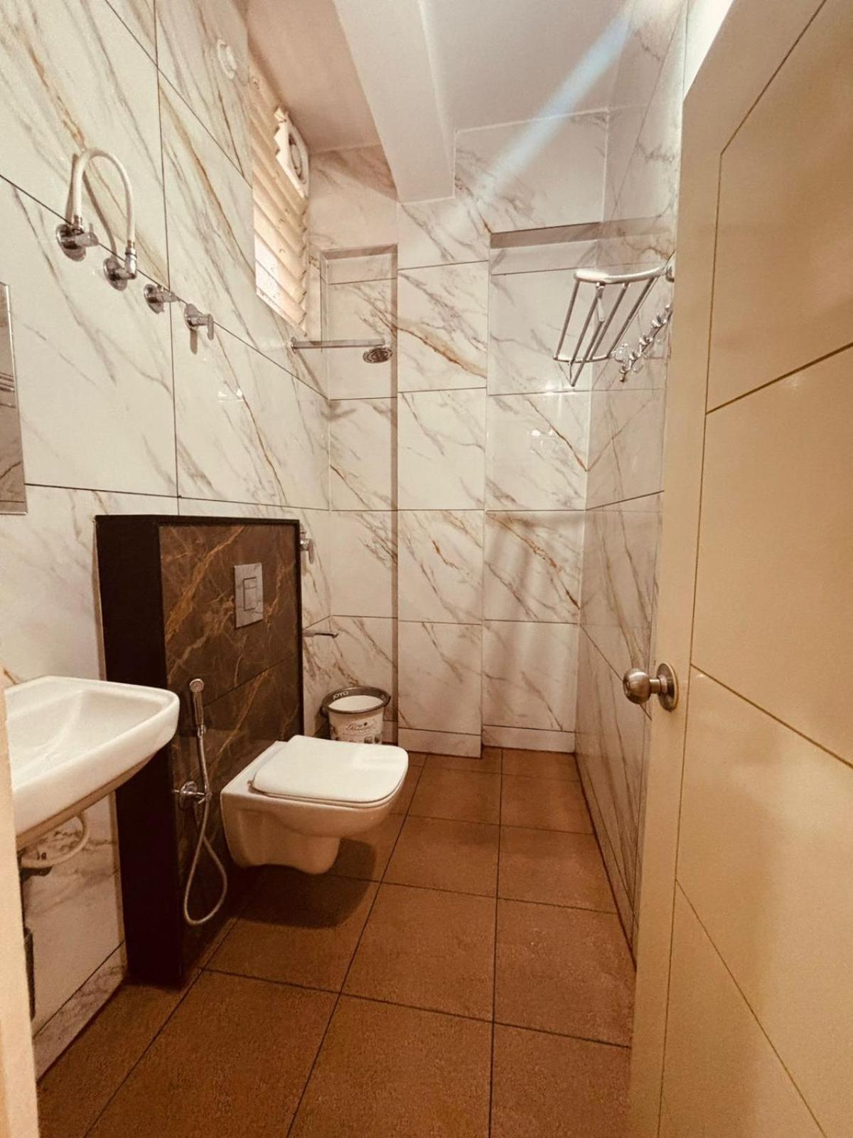 Seema Palace 1 Km From Railwaystaion Hotel