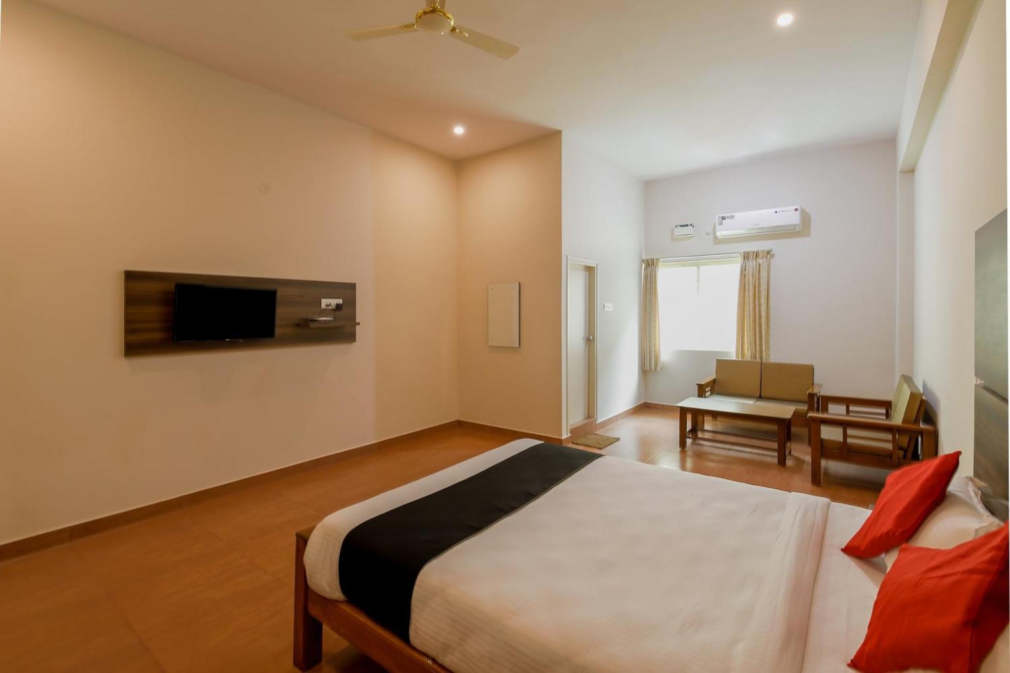 Townhouse J K Golden Embassy