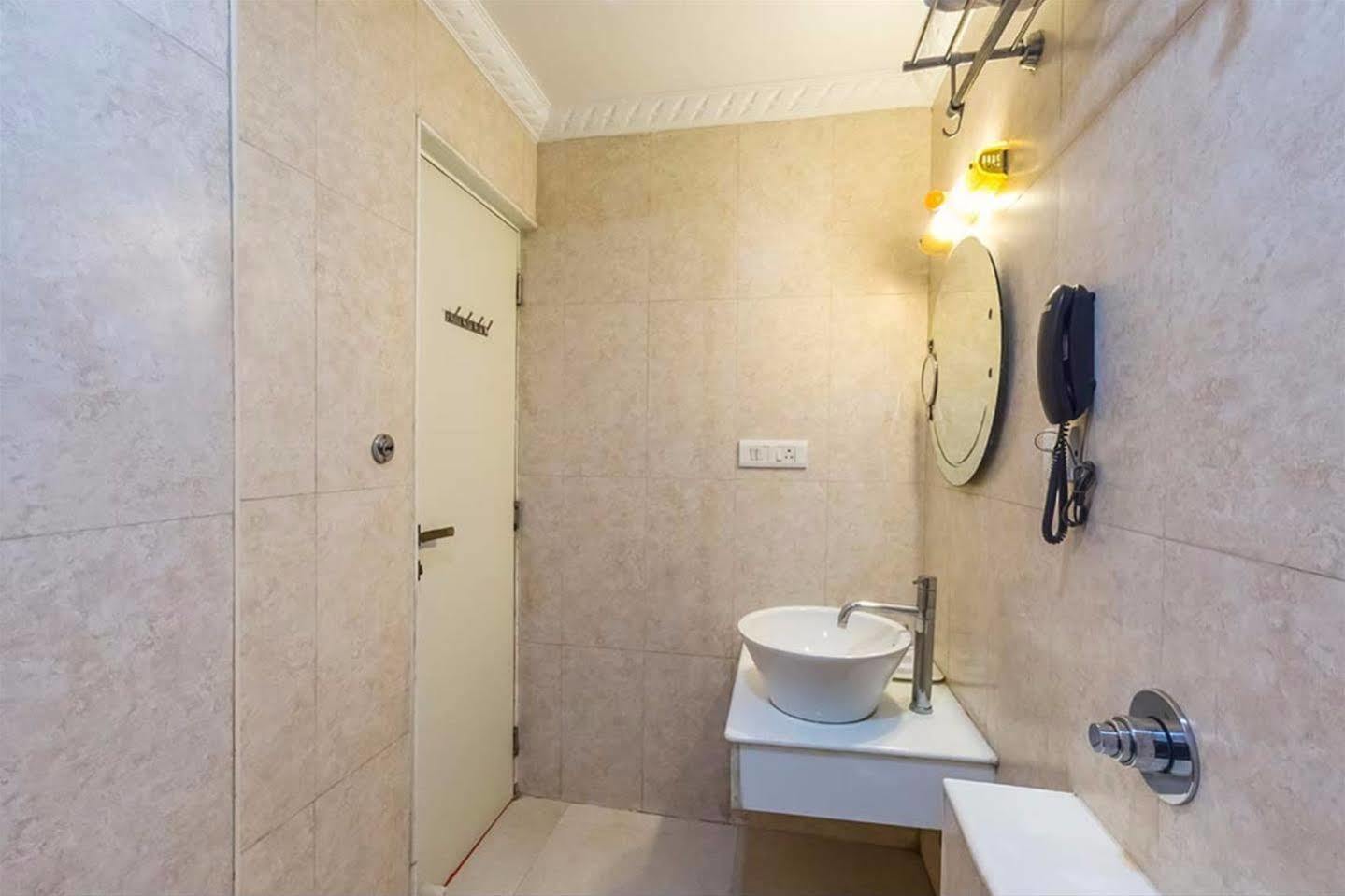 Hotel Treebo Komfort Suites, 3 Km From Palace