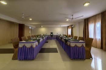 Hotel Treebo Three Leaves 3*