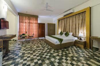 Hotel Treebo Three Leaves 3*