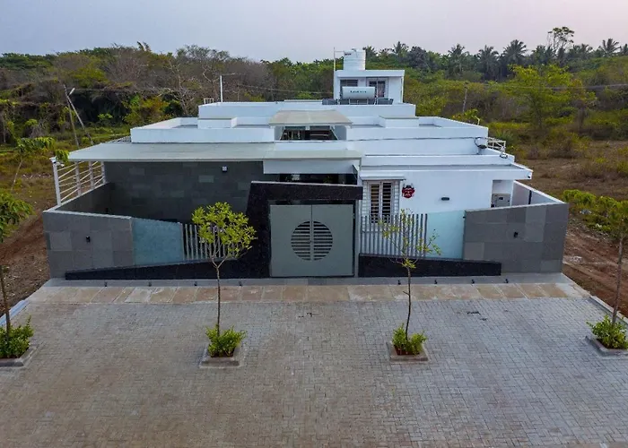 S R Pool Suites
