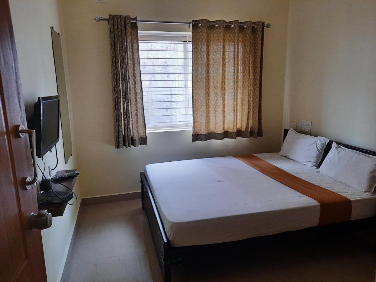 Royal Suvarna Comforts Lodge *