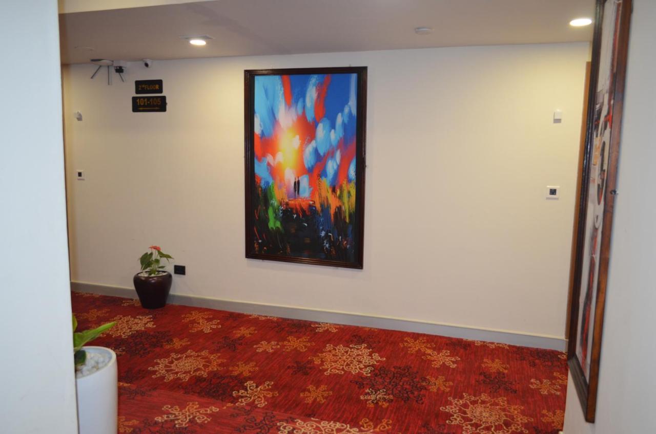 Q ! Star Hotel