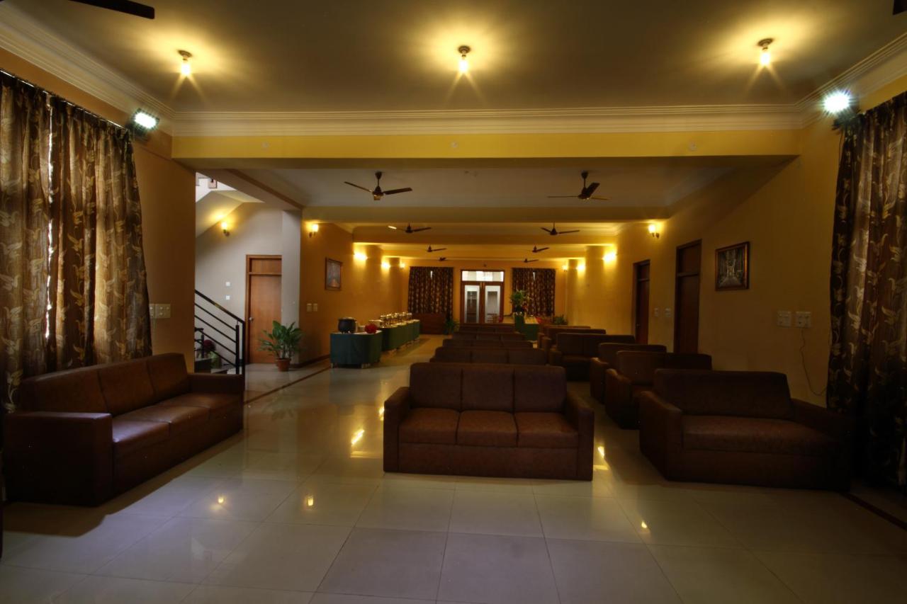 Hotel Kumar's The White House 3*