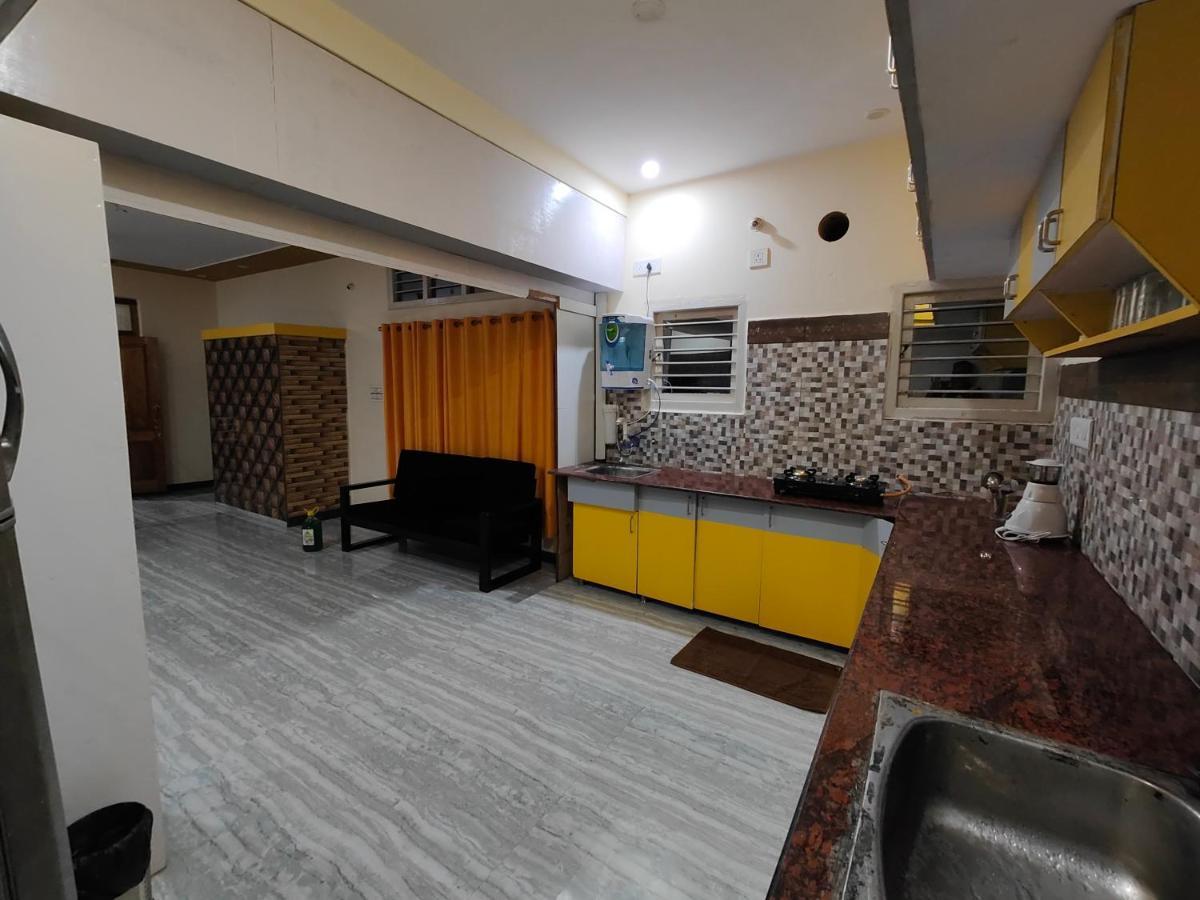 Yellow House Apartment *