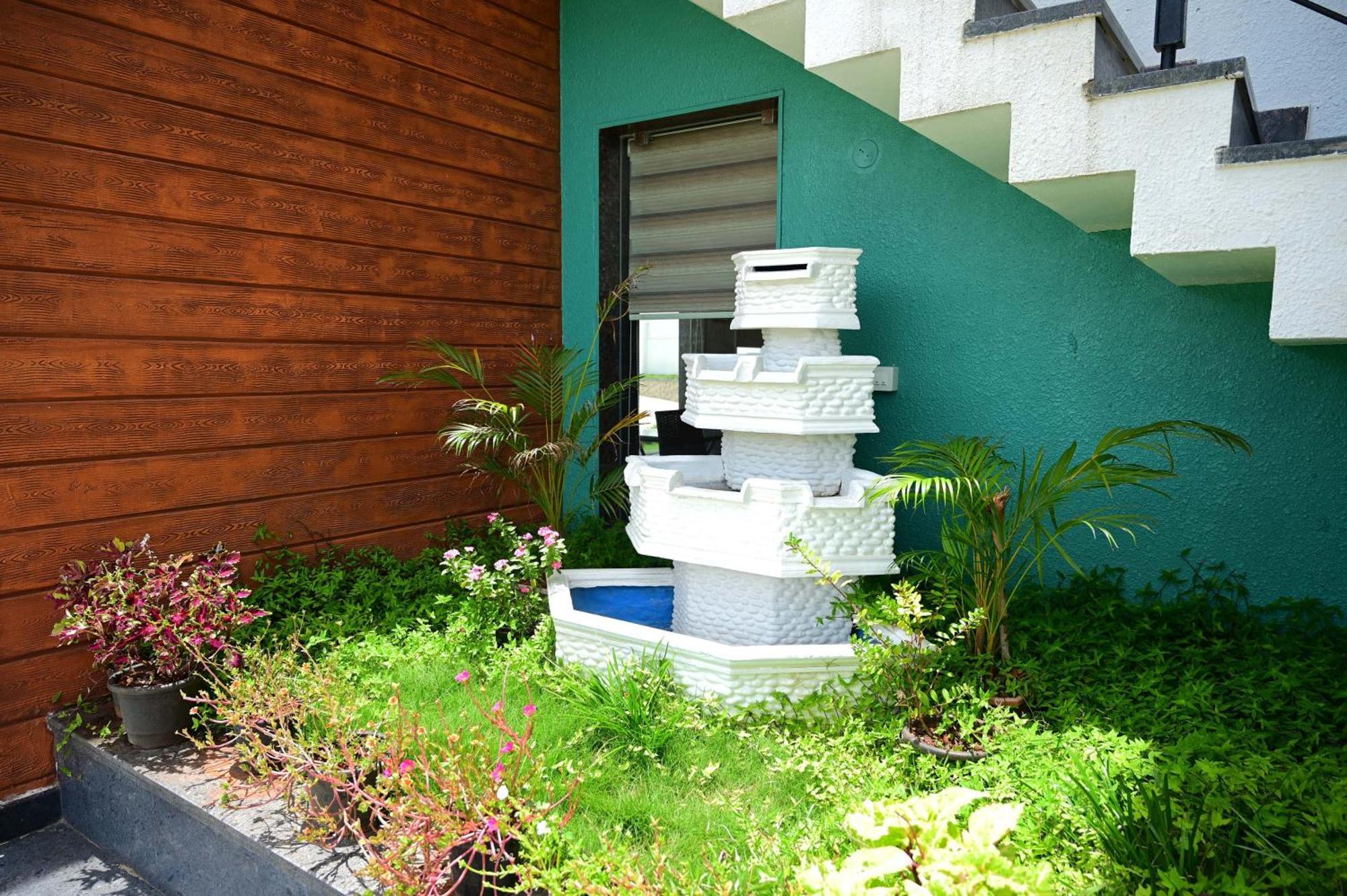 R R Residency Hotel *