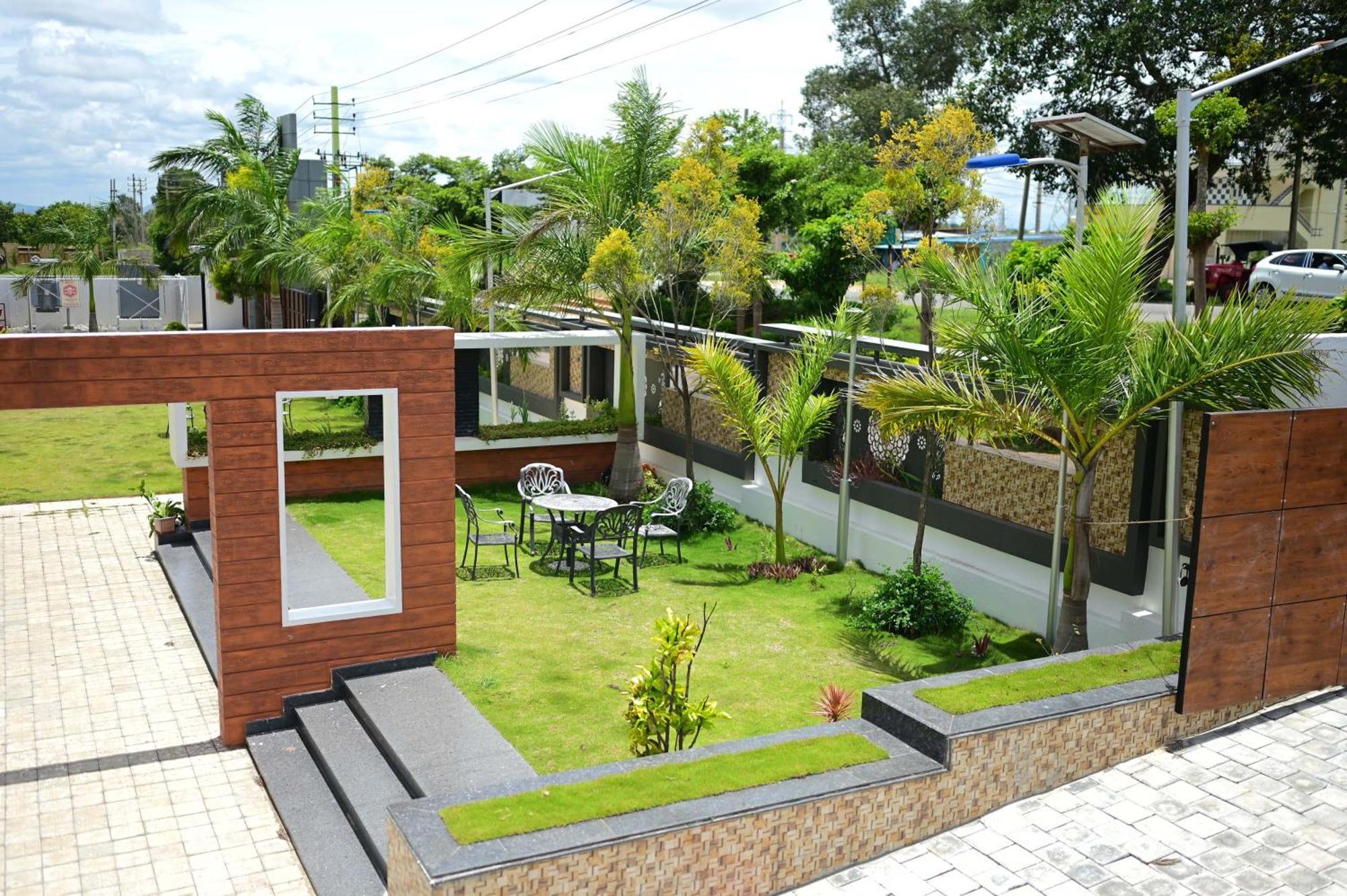 R R Residency Hotel *