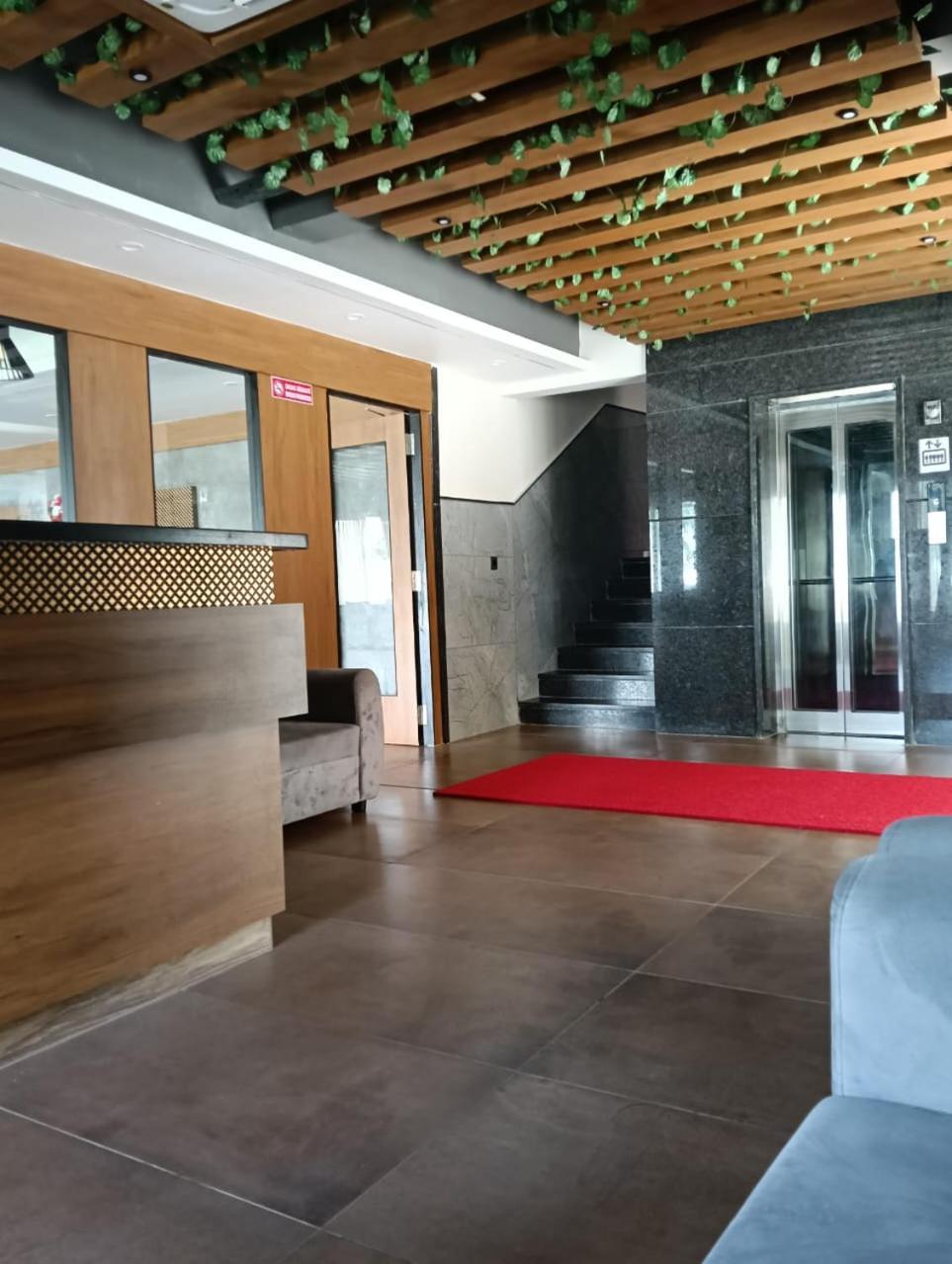 R R Residency Hotel *