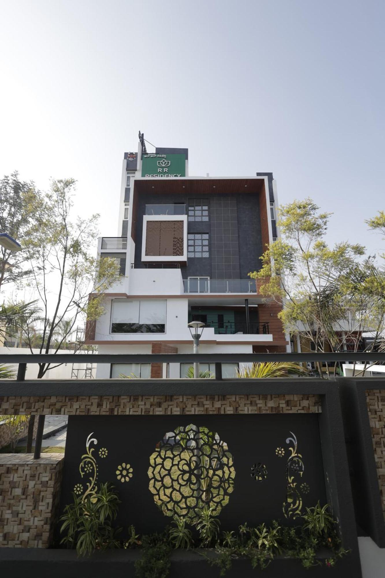 R R Residency Hotel *