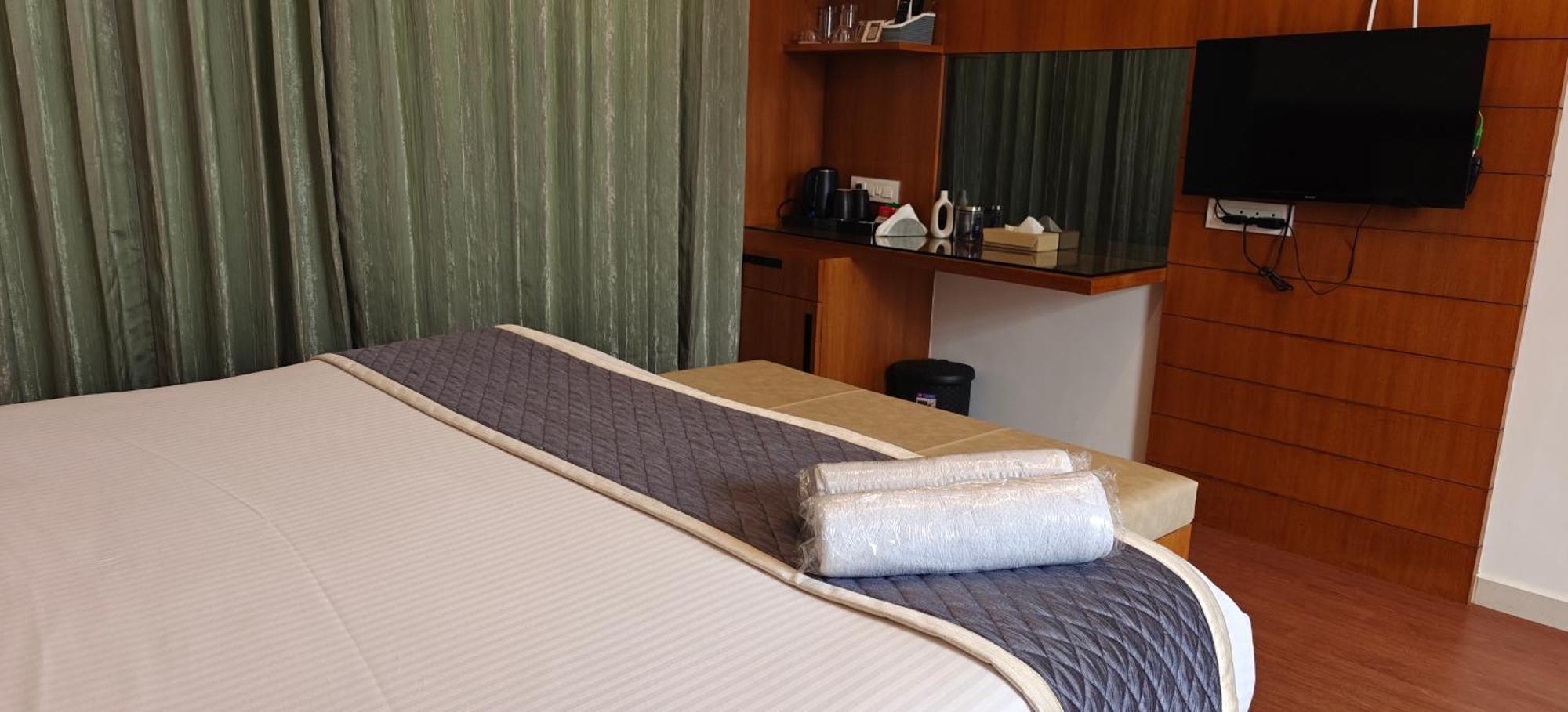 S R Luxury Lodge