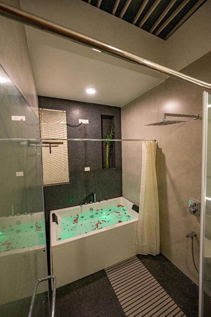 Lodge S R Luxury