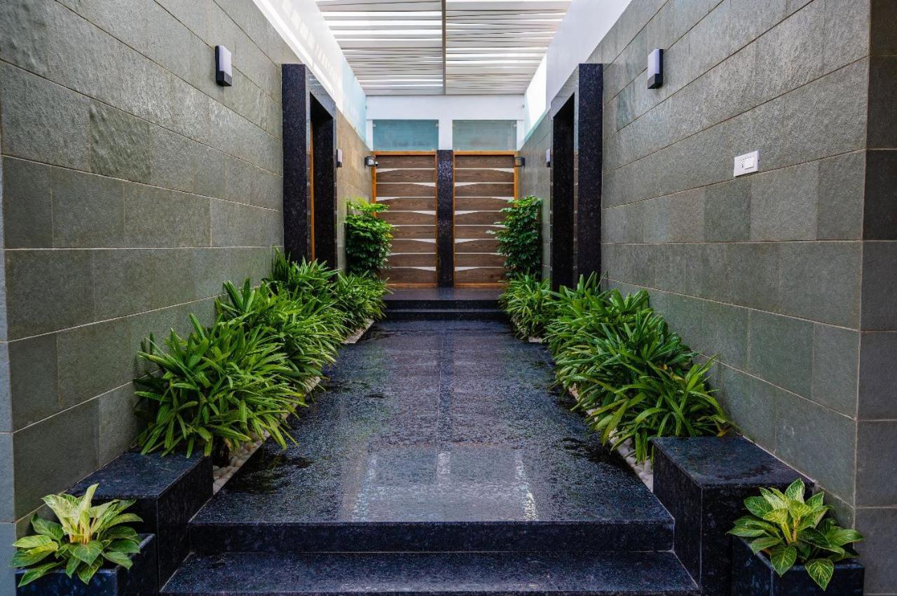 S R Luxury Lodge