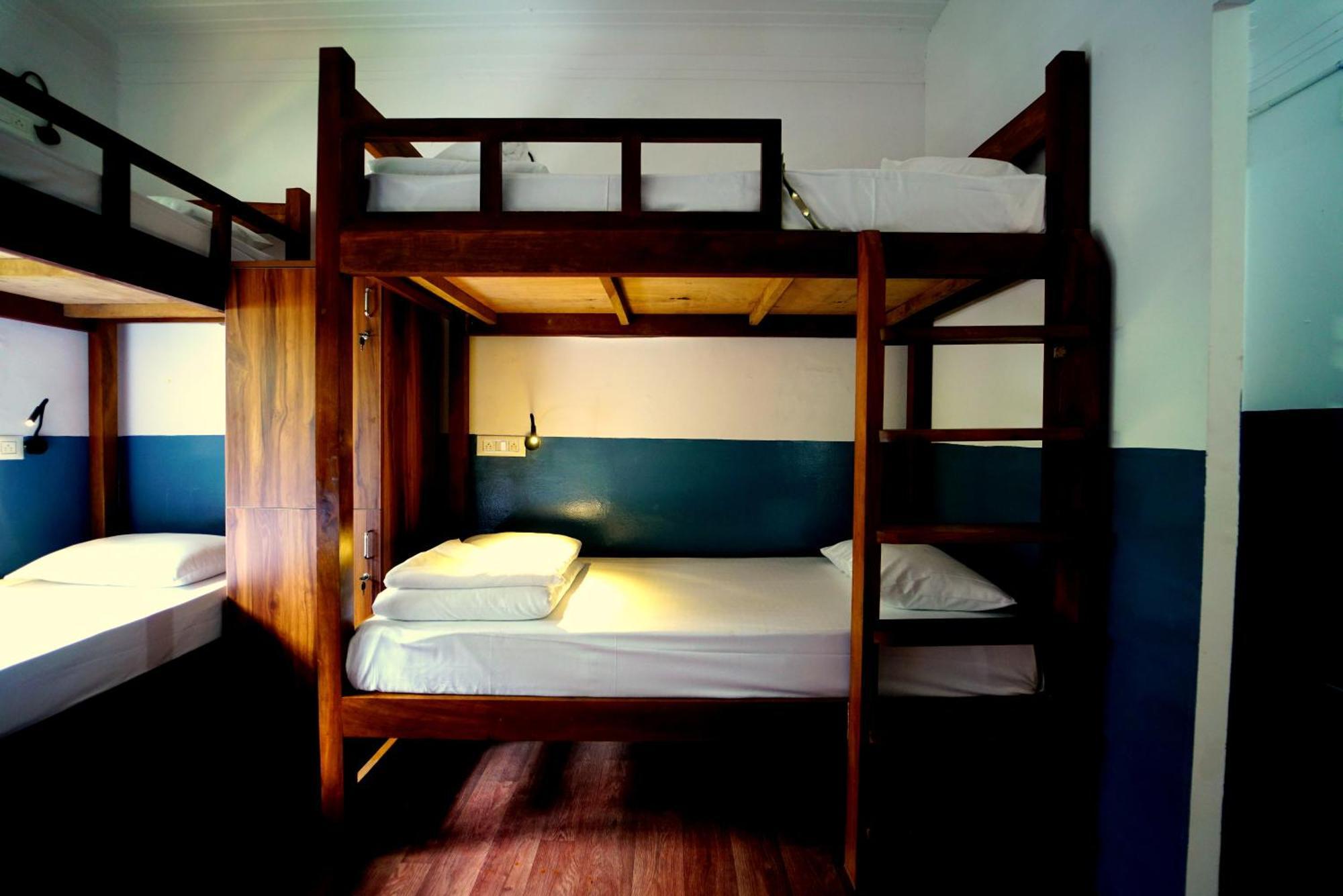 Hostel Leo Vishroam *