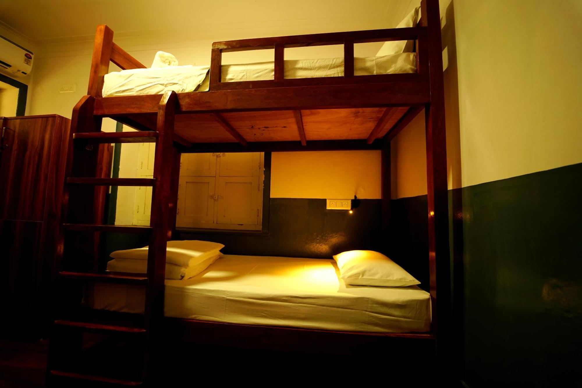 Leo Vishroam Hostel