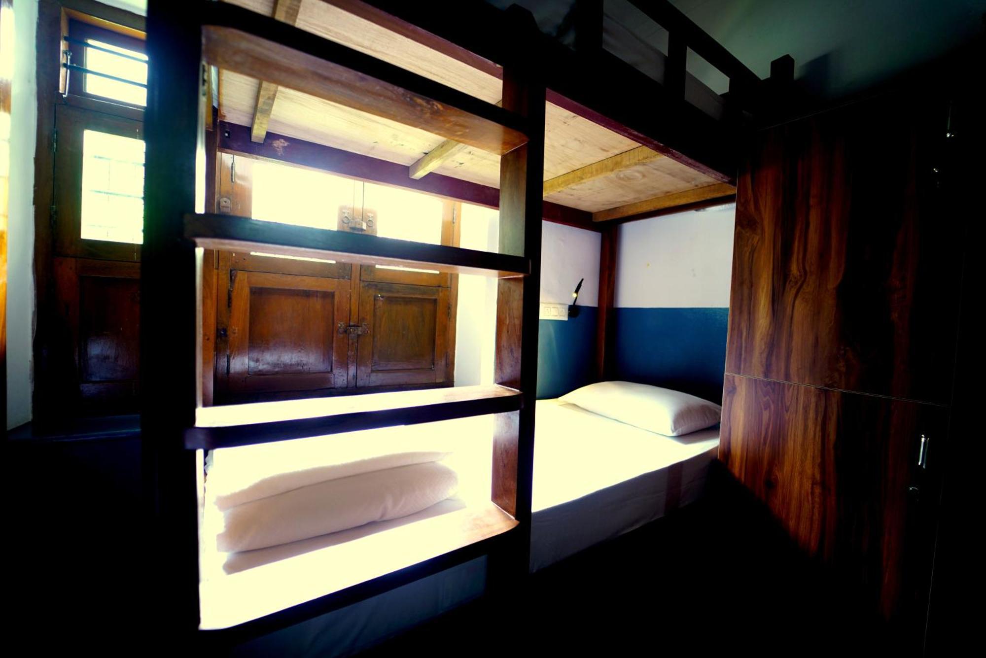 Hostel Leo Vishroam *