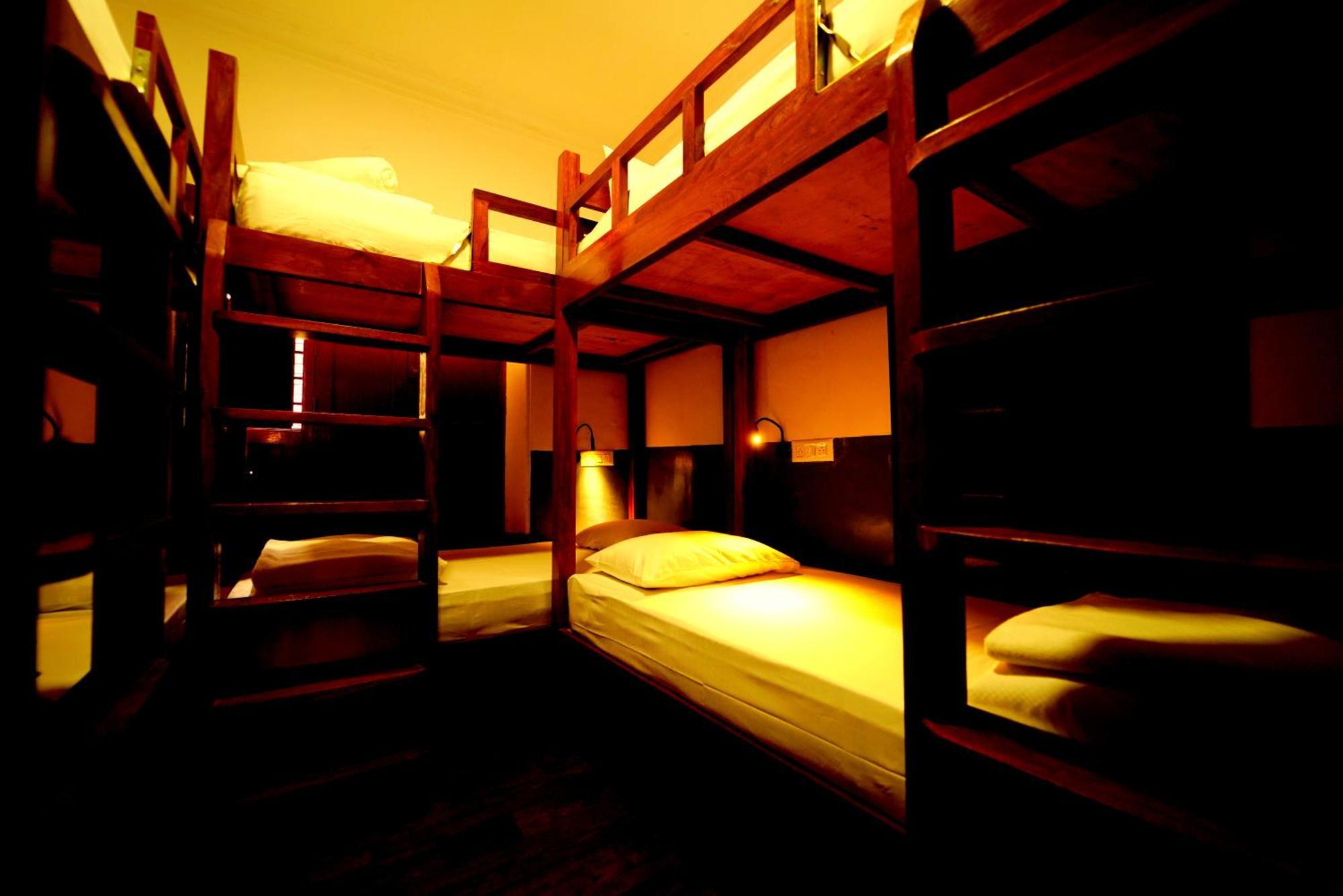 Hostel Leo Vishroam *