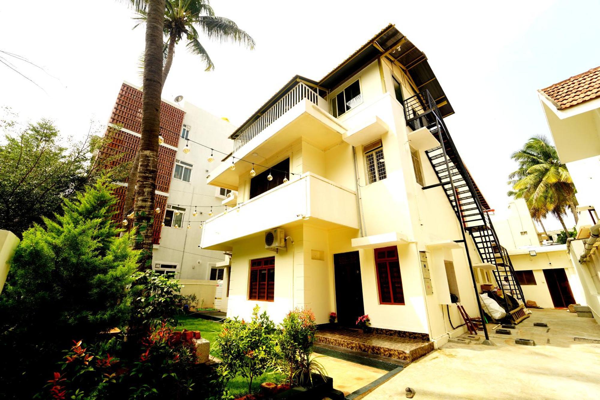 Hostel Leo Vishroam *