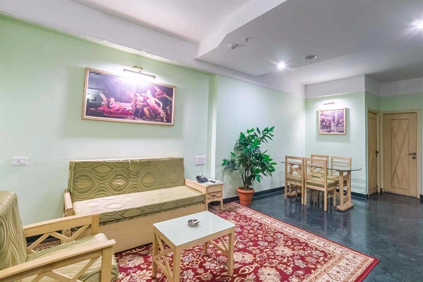 Hotel Treebo Komfort Suites, 3 Km From Palace 3*