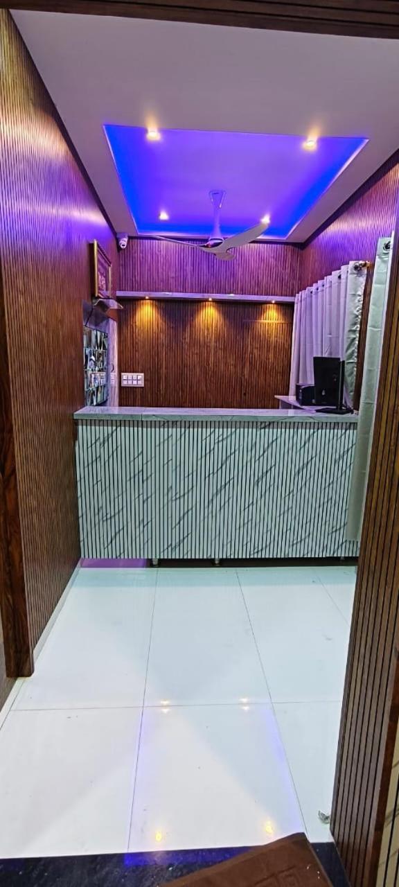 V R S Luxury Ac Hostel *